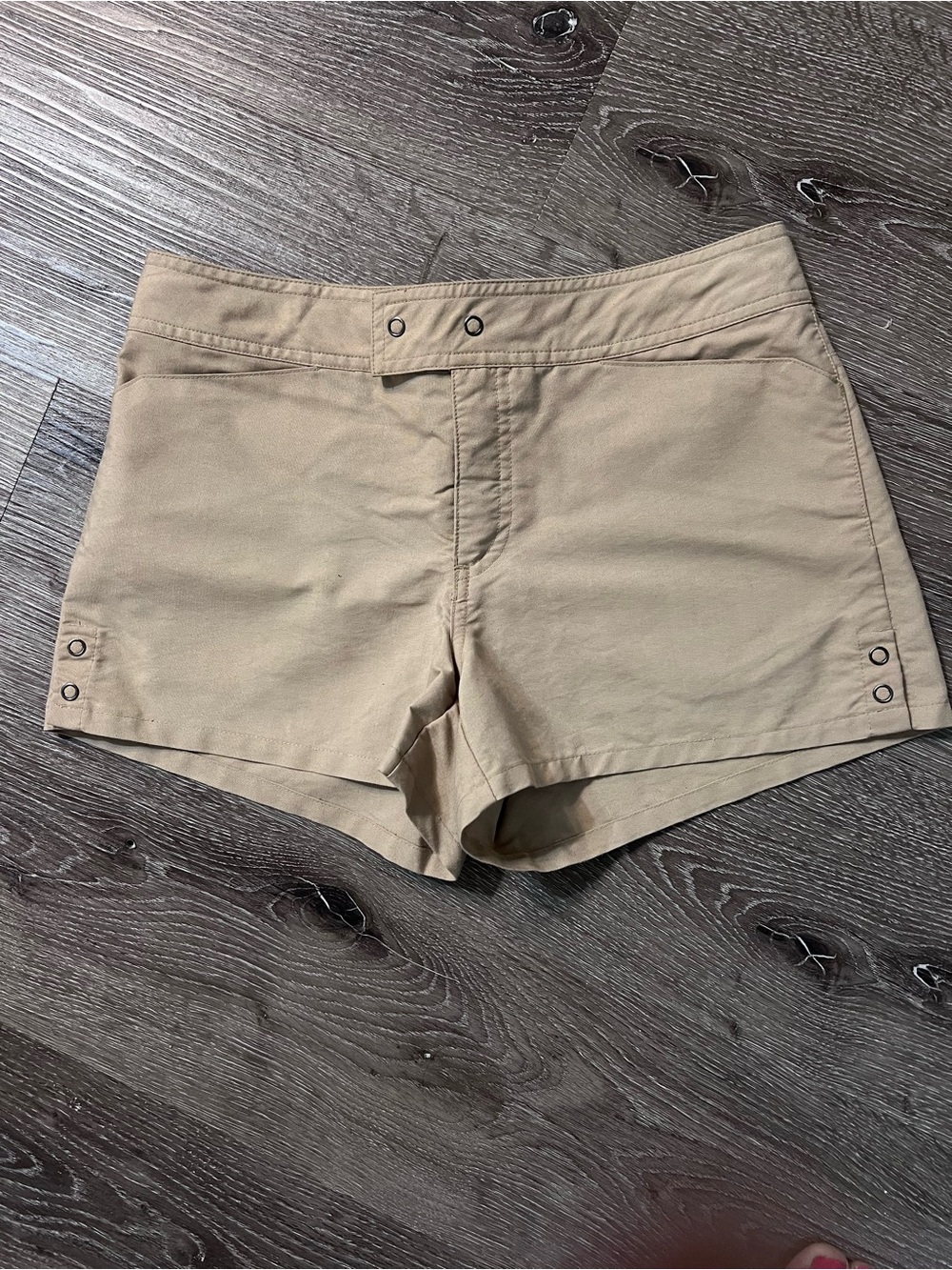 Gap women’s shorts, khaki, sz 2 with 2 front pockets 9 in rise and 3 in inseam.